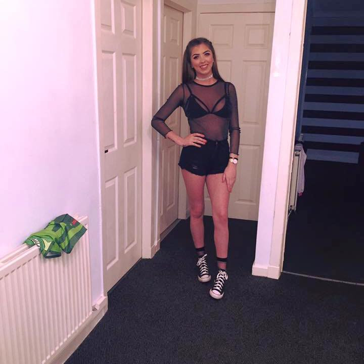 Etudiante coquine coincée chez elle