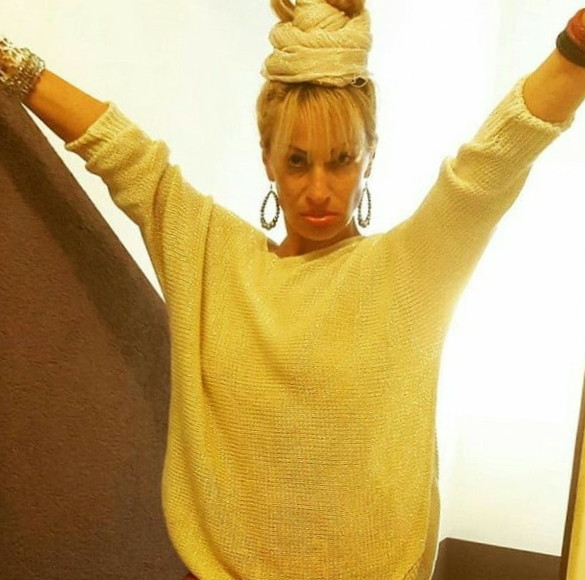  Mature offre ses gros seins à sucer.